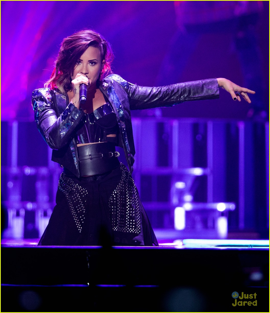 Demi Lovato & Joe Jonas Reunite For 'This Is Me' At LA Concert - Watch ...