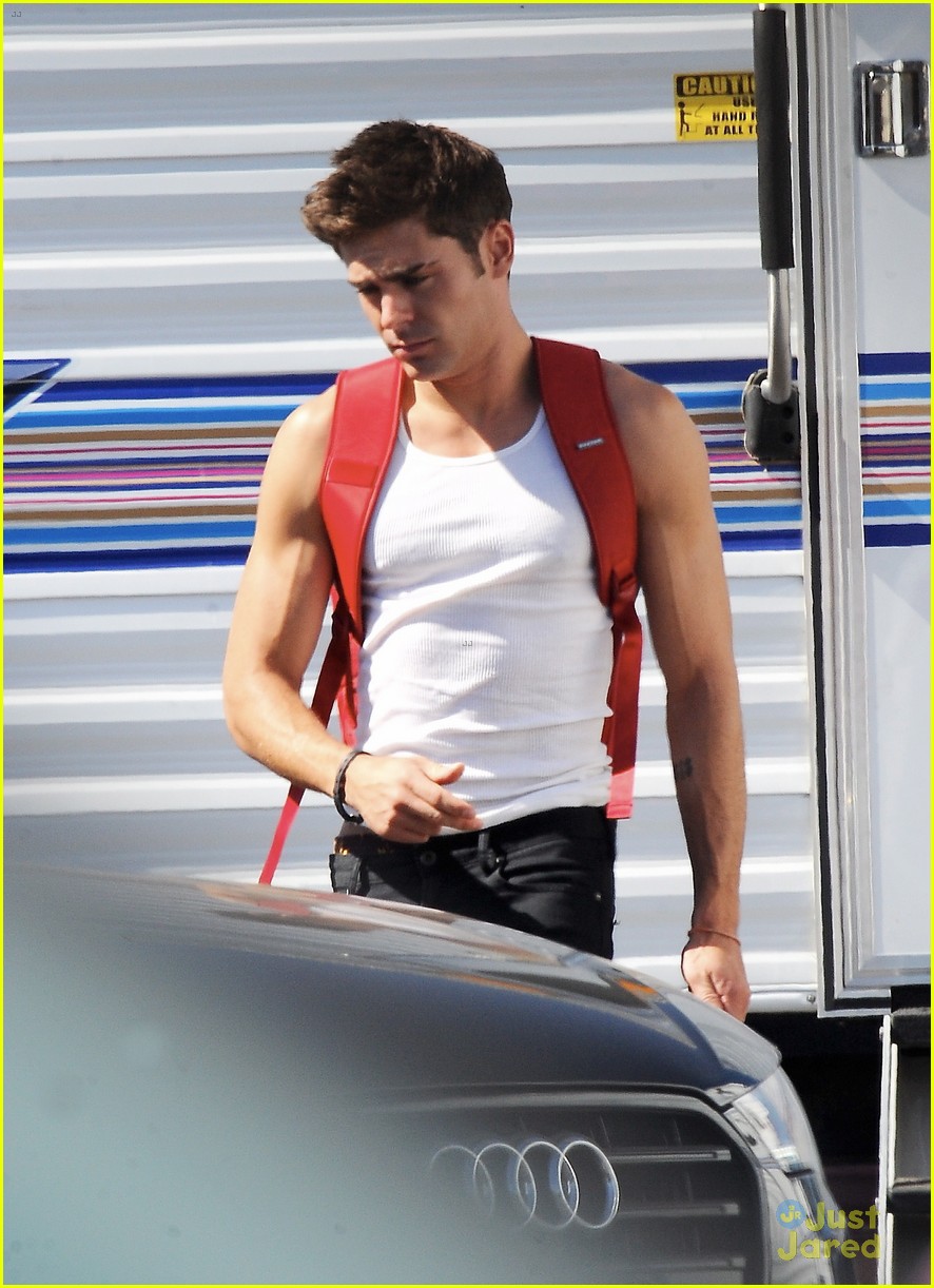 Zac Efron Raises Over 150,000 For Make A Wish Foundation! Photo