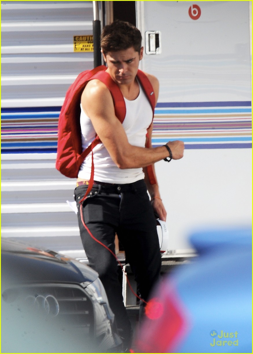 Zac Efron Raises Over 150,000 For Make A Wish Foundation! Photo