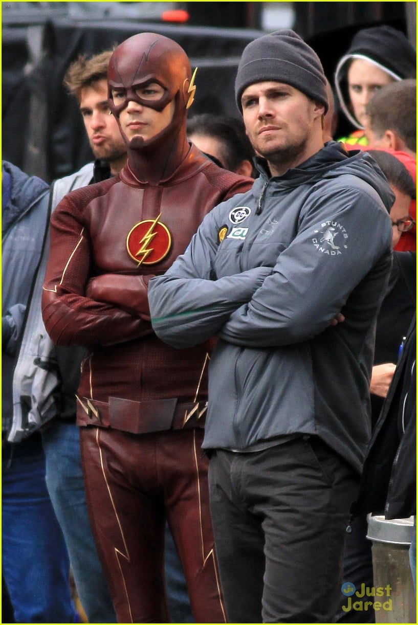 Grant Gustin And Stephen Amell Film The Flash And Arrow Crossover See The Pics Photo 722611