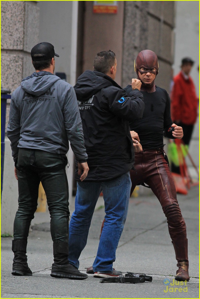 Grant Gustin And Stephen Amell Film The Flash And Arrow Crossover See The Pics Photo 722617 9124