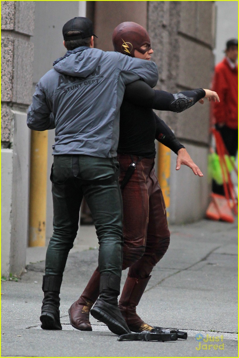 Grant Gustin And Stephen Amell Film The Flash And Arrow Crossover See The Pics Photo 722620 2308