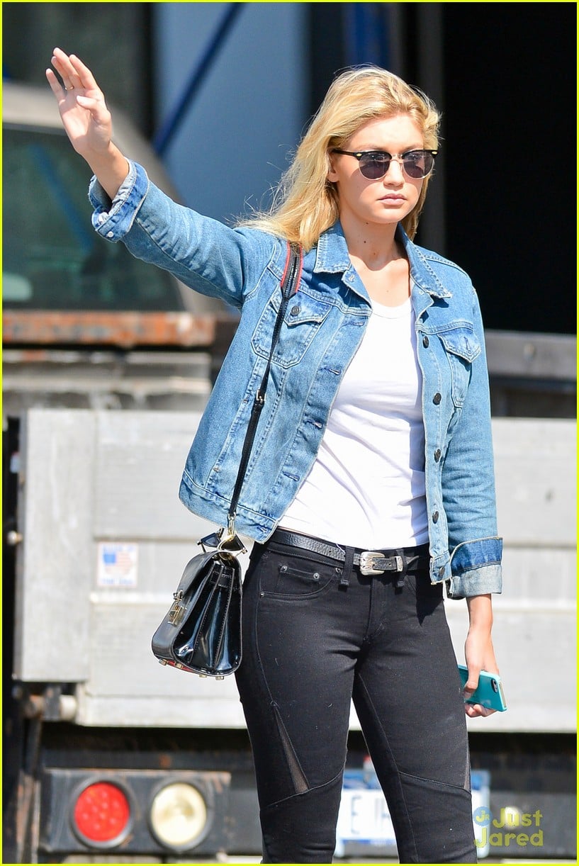 Gigi Hadid Hails Her Own Cab in NYC! | Photo 720357 - Photo Gallery