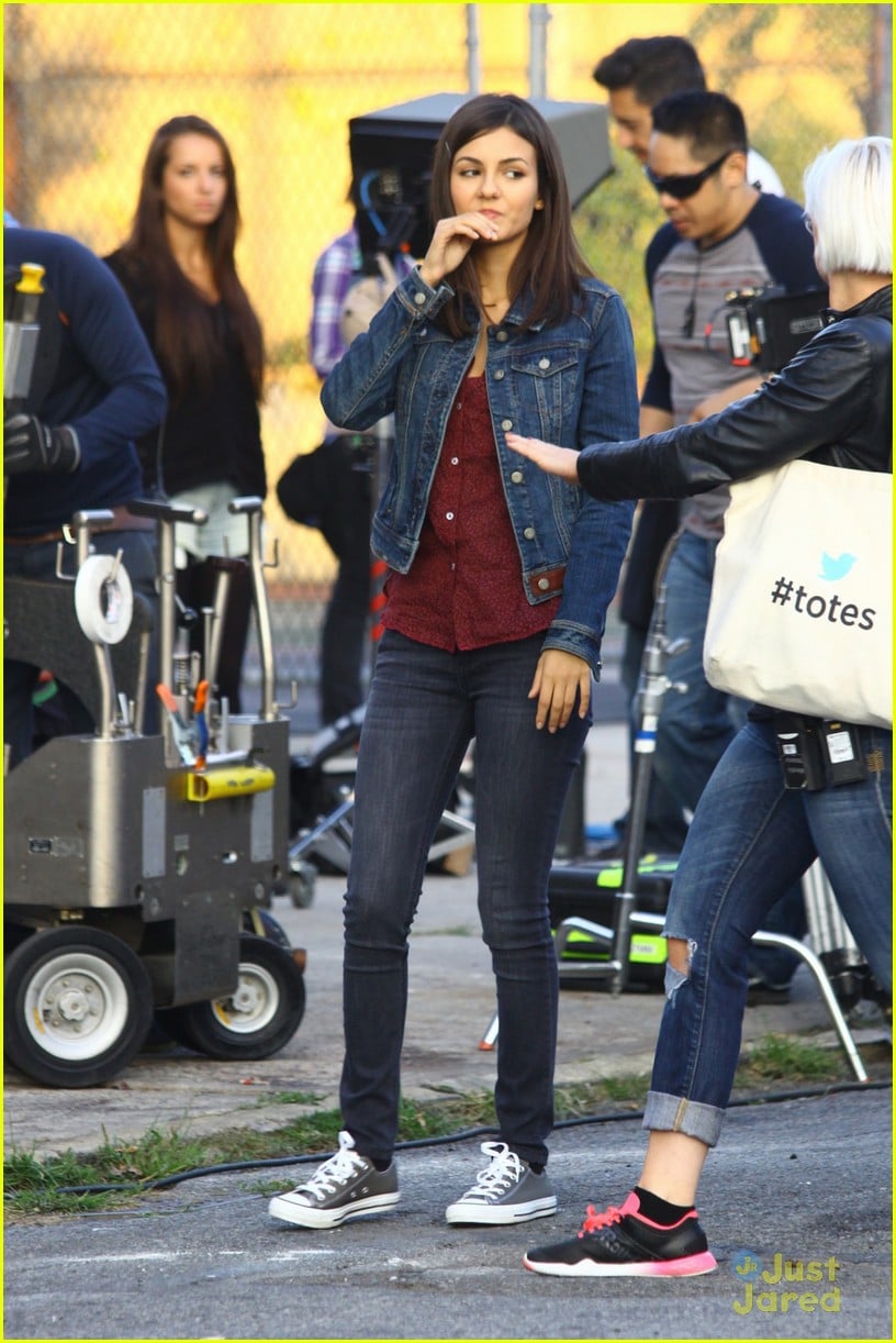 Full Sized Photo of victoria justice drives car on set eye candy 03