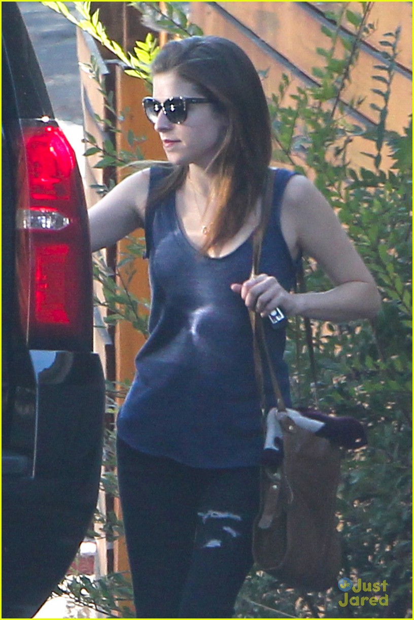 Full Sized Photo of anna kendrick gets into car 03 Anna Kendrick Gets
