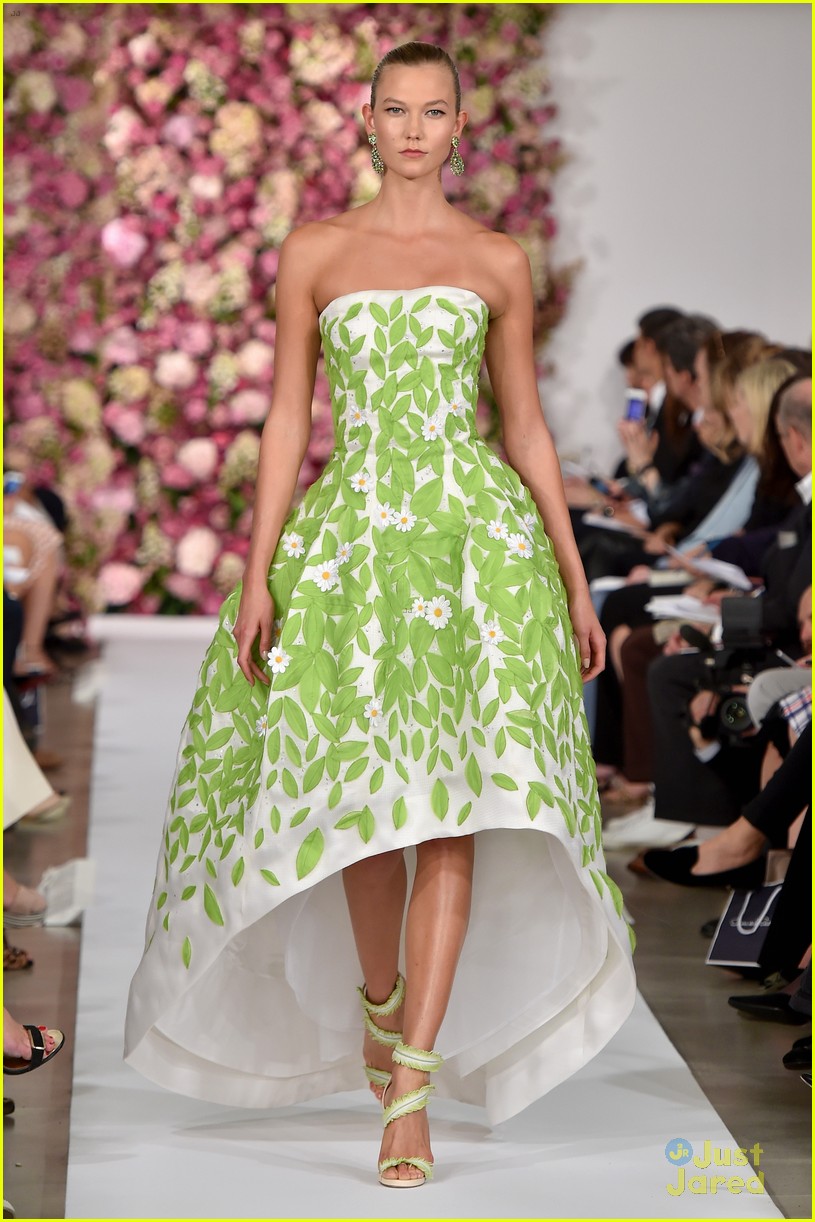 Full Sized Photo of karlie kloss owns oscar de la renta runway 01