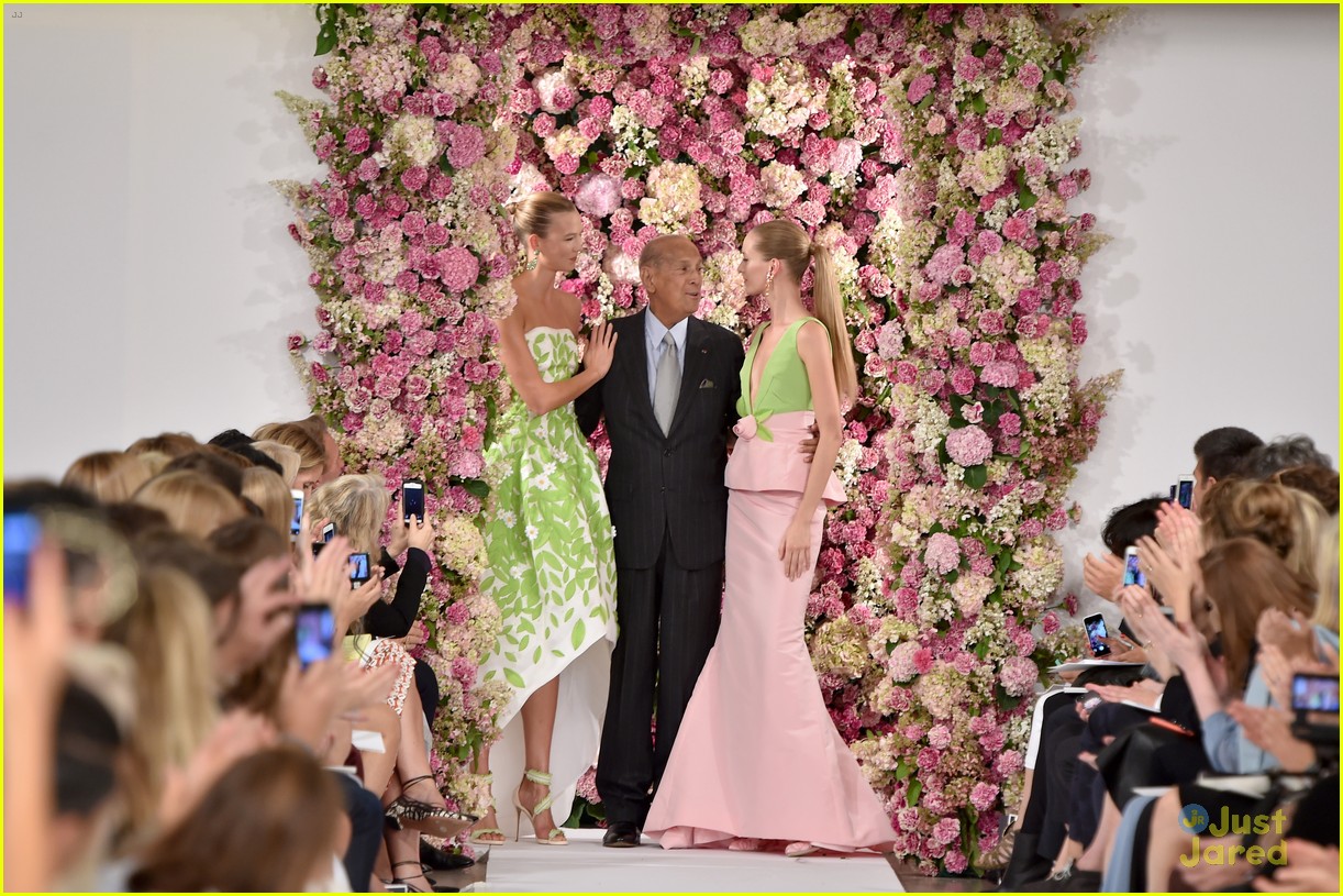 Full Sized Photo of karlie kloss owns oscar de la renta runway 06