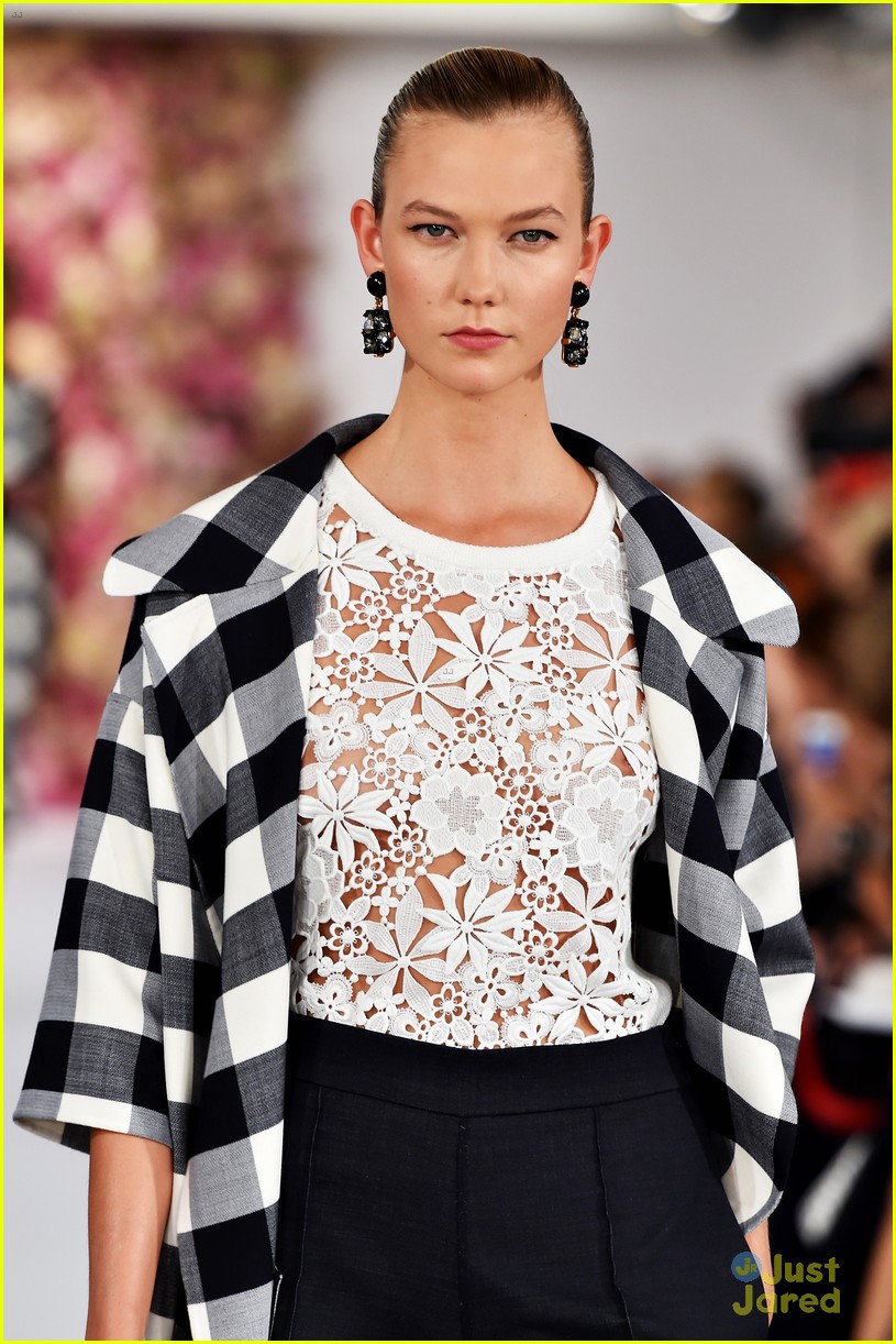 Karlie Kloss Owns the Oscar De La Renta Runway | Photo 716574 - Photo