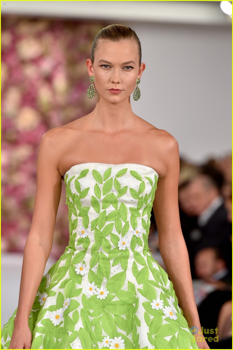 Karlie Kloss Owns the Oscar De La Renta Runway | Photo 716575 - Photo