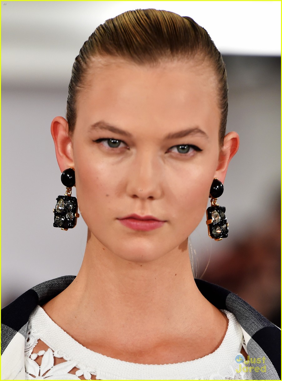 Full Sized Photo of karlie kloss owns oscar de la renta runway 10