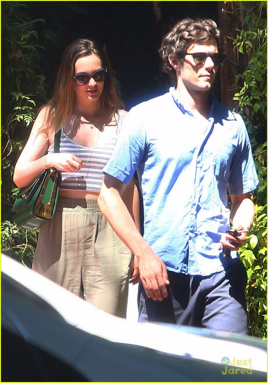 leighton meester adam brody share sweet embrace after lunch 02