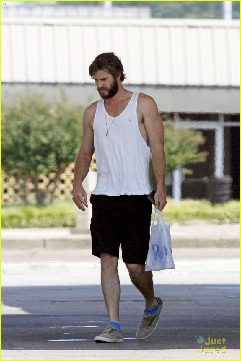 liam hemsworth bares his muscles in a tank top 01