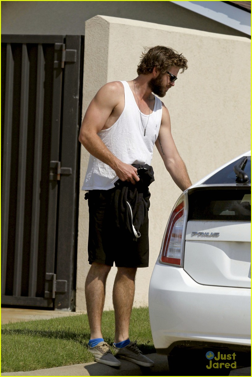 liam hemsworth bares his muscles in a tank top 02