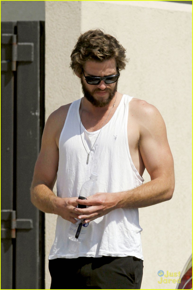 liam hemsworth bares his muscles in a tank top 04