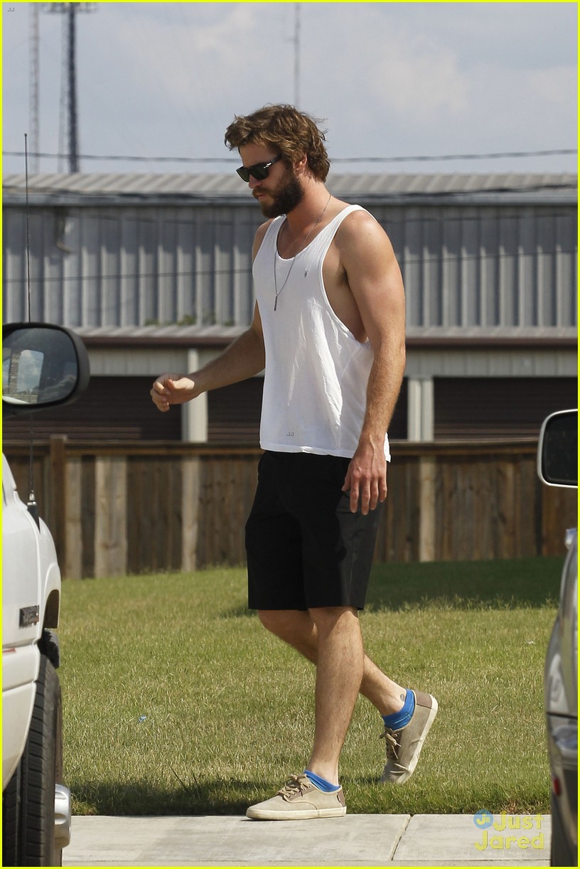 liam hemsworth bares his muscles in a tank top 05