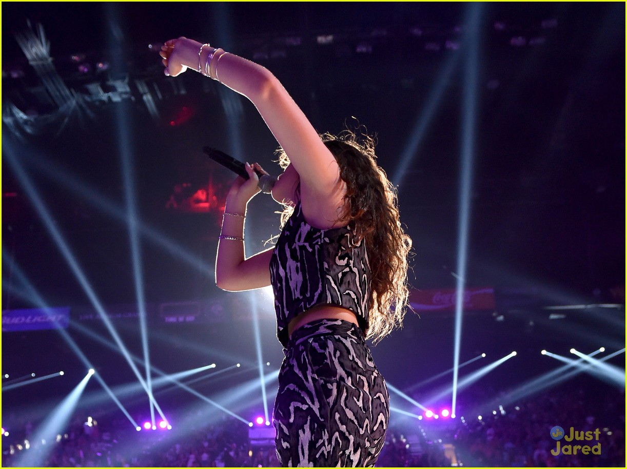 Lorde Gets Introduced To The Iheartradio Stage By Sophia Bush! 