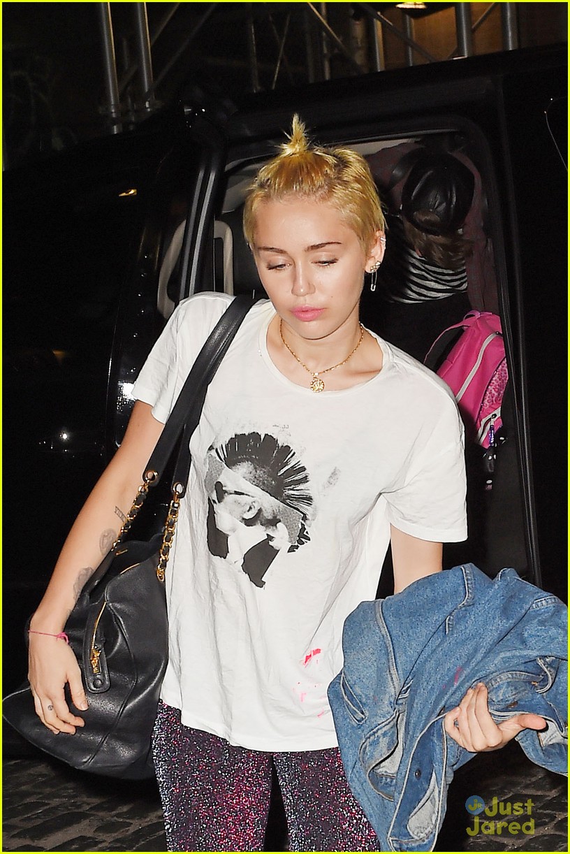 Miley Cyrus is All About Her Smilers in NYC | Photo 715482 - Photo ...