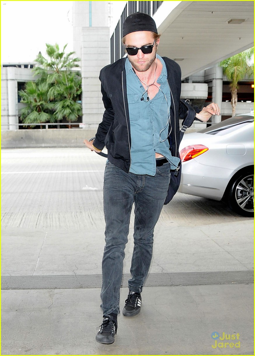 Robert Pattinson Jets Off to Toronto for the Film Festival! | Photo ...