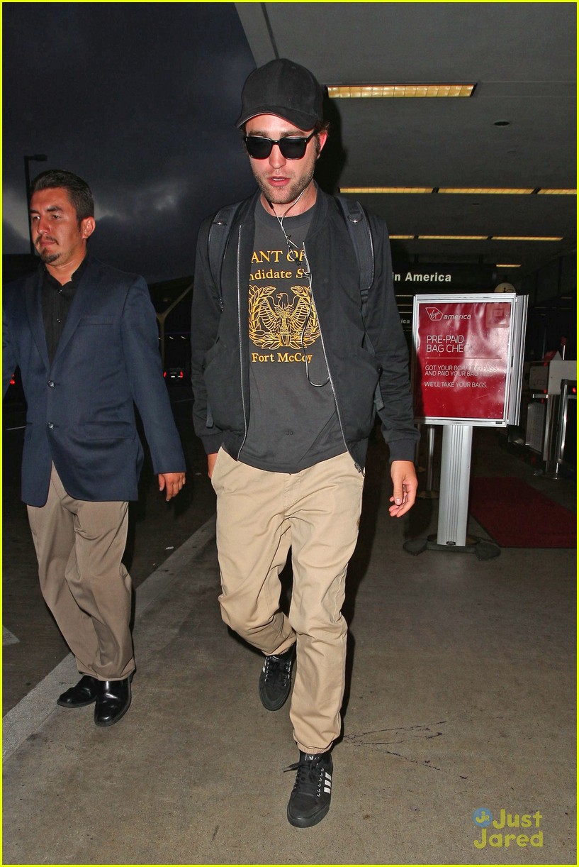 Robert Pattinson Lands in Los Angeles Amid New Dating Rumors | Photo ...