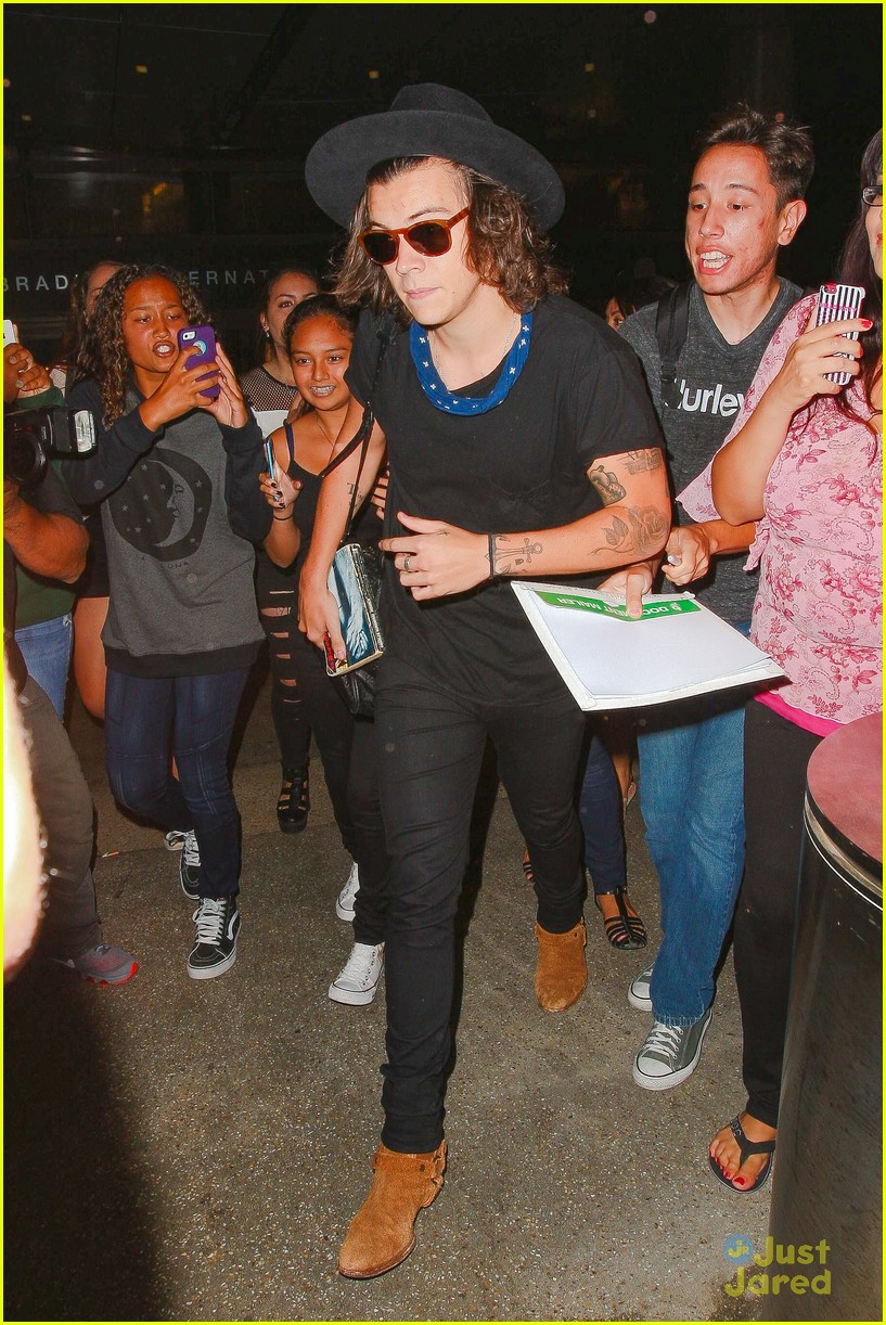 Harry Styles Attempts to Make His Way Through Crowd of Fans at LAX ...