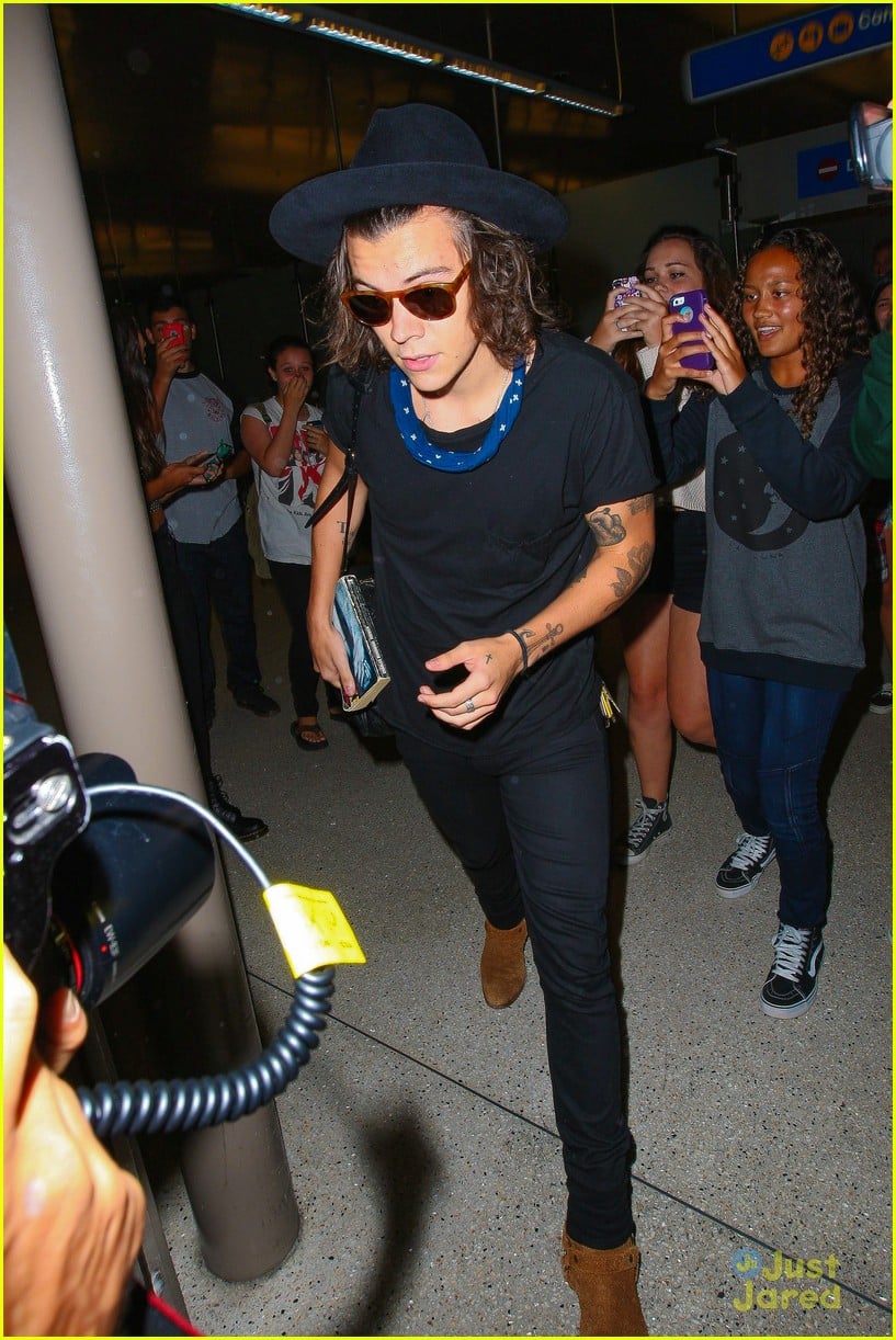 Harry Styles Attempts to Make His Way Through Crowd of Fans at LAX ...