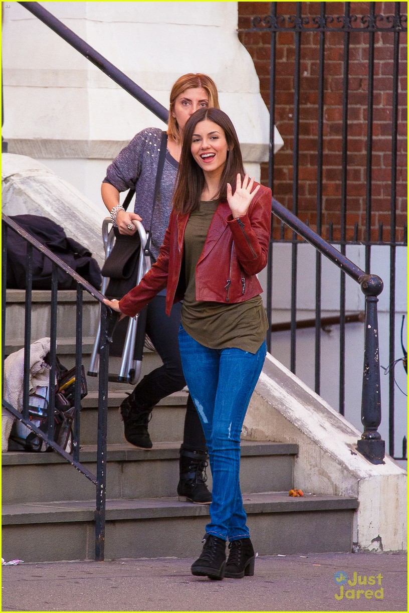 Victoria Justice Uses Pay Phone in Brooklyn, Reminds Us They Still ...