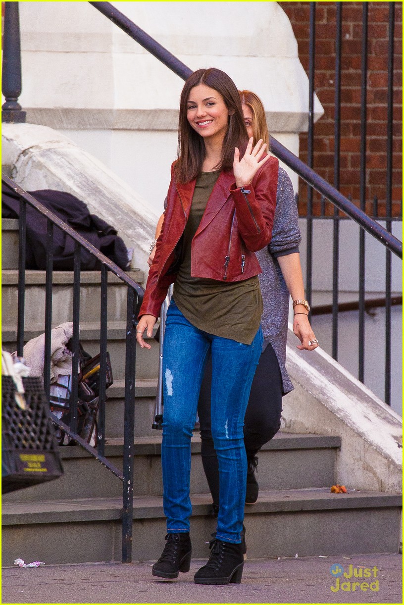 Full Sized Photo Of Victoria Justice Phone Booth Brooklyn Eye Candy 13 