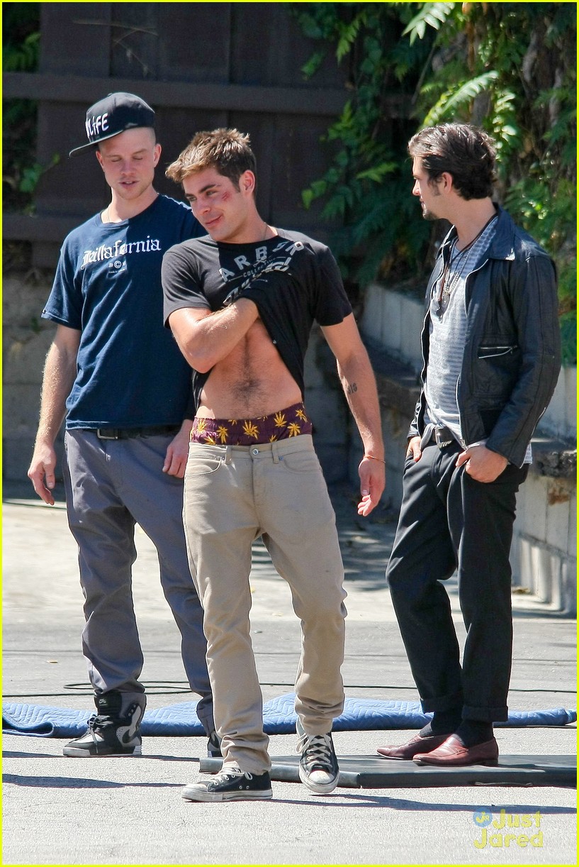 Zac Efron Lifts Up His Shirt Shows Off Abs On Set Photo 716304 Photo Gallery Just Jared Jr 2695