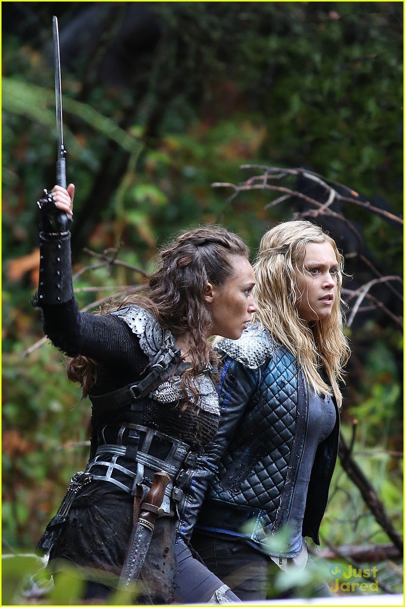 Eliza Taylor Heads Back Into The Woods on 'The 100' | Photo 736043 ...