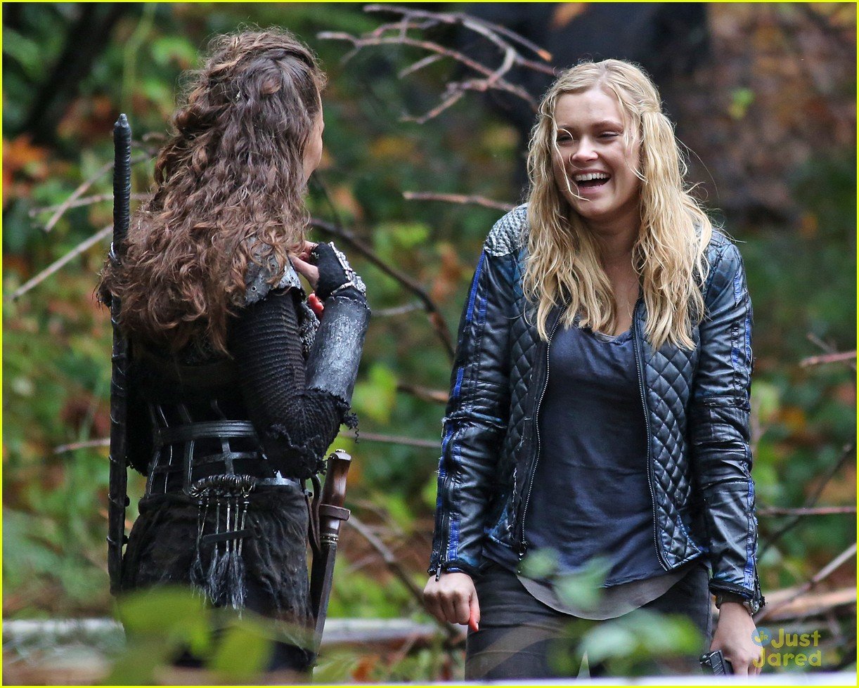 Eliza Taylor Heads Back Into The Woods on 'The 100' | Photo 736044 ...