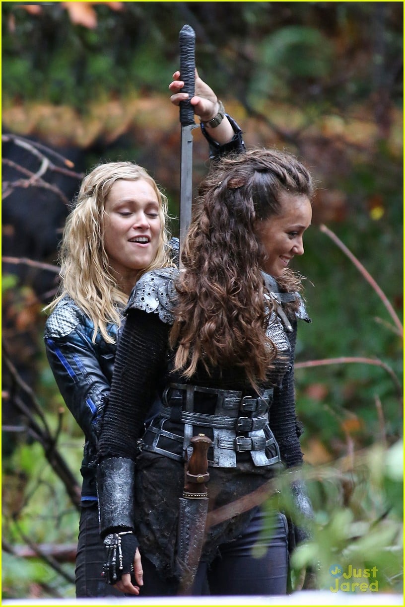 Eliza Taylor Heads Back Into The Woods on 'The 100' | Photo 736056 ...