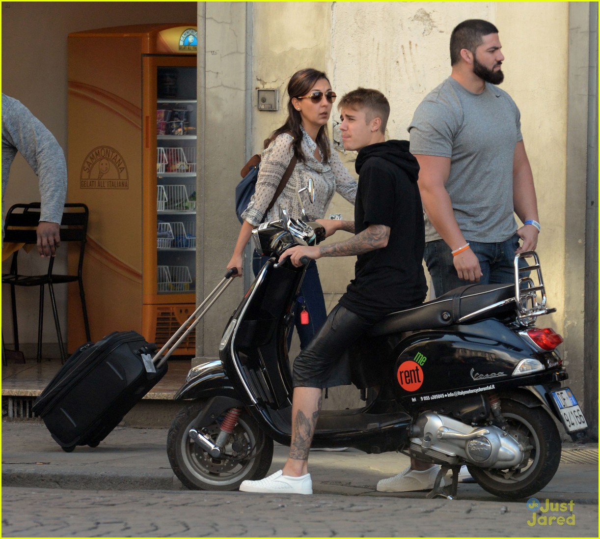 Justin Bieber Enjoys Florence Sights On Vespa | Photo 726706 - Photo