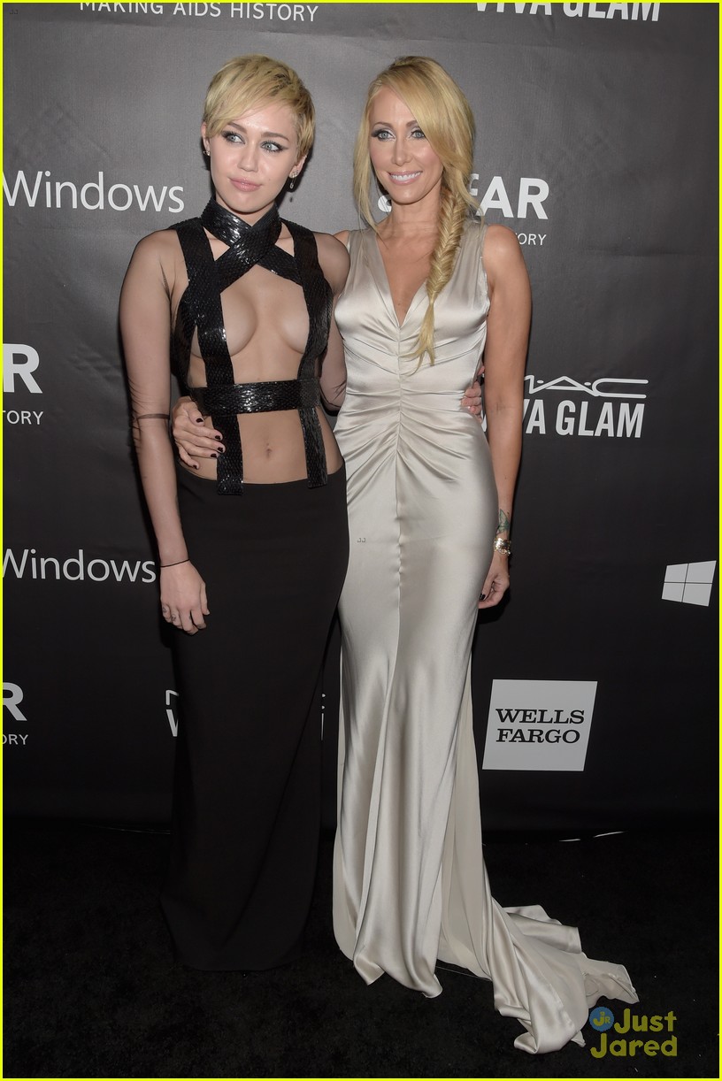 Miley Cyrus Brings Mom Tish To Amfar La Inspiration Gala Photo 736169 2014 Amfar Gala Miley Cyrus Pictures Just Jared Jr