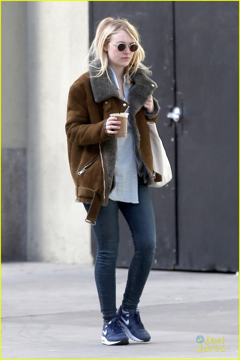 Dakota Fanning Grabs an Iced Coffee in Chilly New York City! | Photo ...