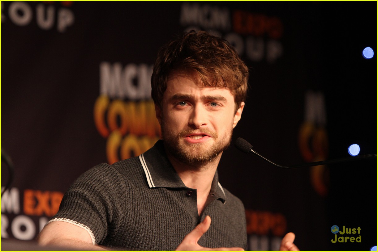 Full Sized Photo of daniel radcliffe london comic con horns panel 09 ...