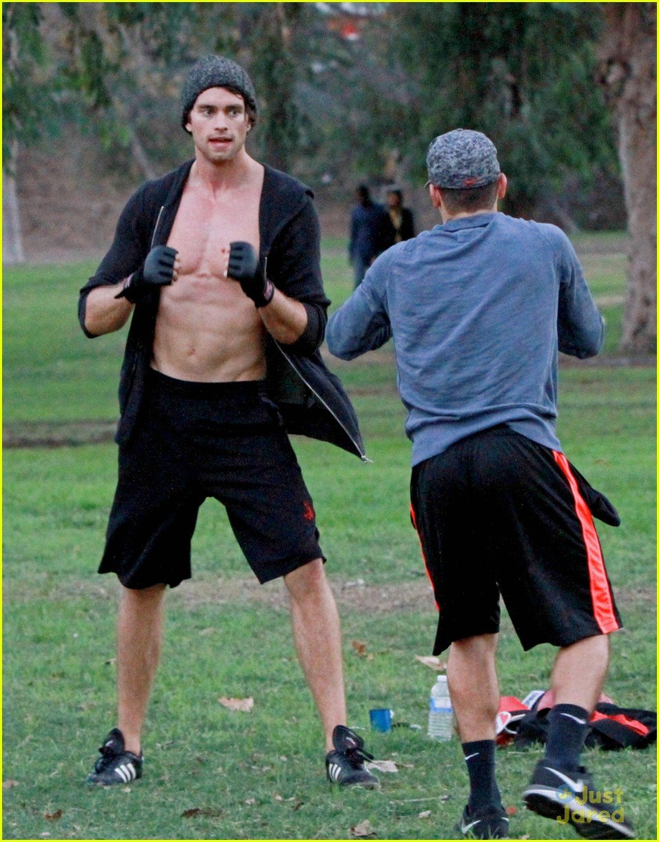 Full Sized Photo of pierson fode shirtless workout park 01 Jessie's Pierson Fode Shows Off Abs