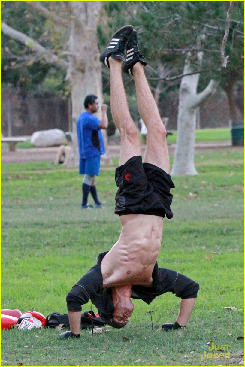 Jessie's Pierson Fode Shows Off Abs During Intense Workout at the Park Photo 730395 Photo