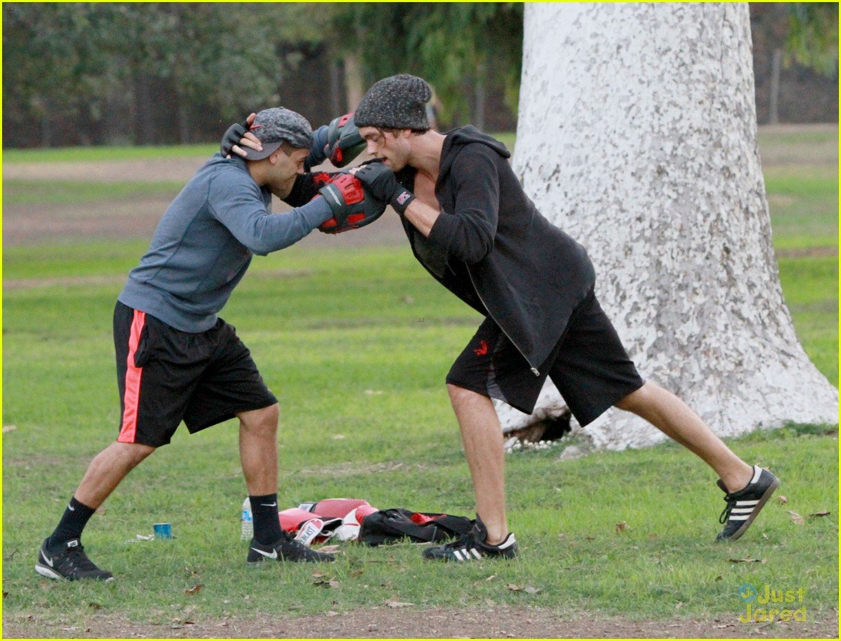Jessie's Pierson Fode Shows Off Abs During Intense Workout at the Park Photo 730396 Photo