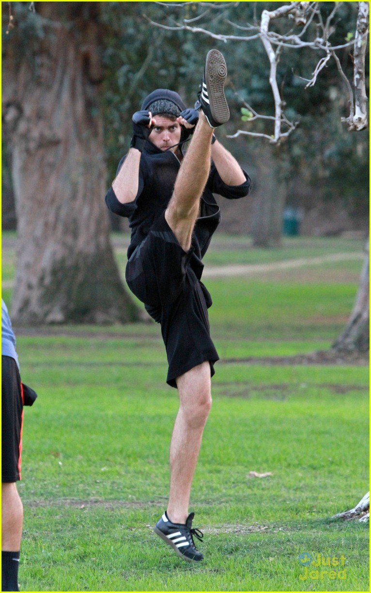 Jessie's Pierson Fode Shows Off Abs During Intense Workout at the Park Photo 730398 Photo