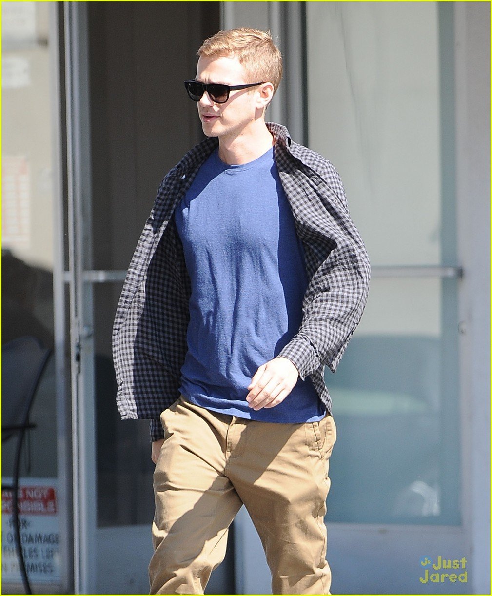 Hayden Christensen Fills Up His Car Before The Baby Arrives! 