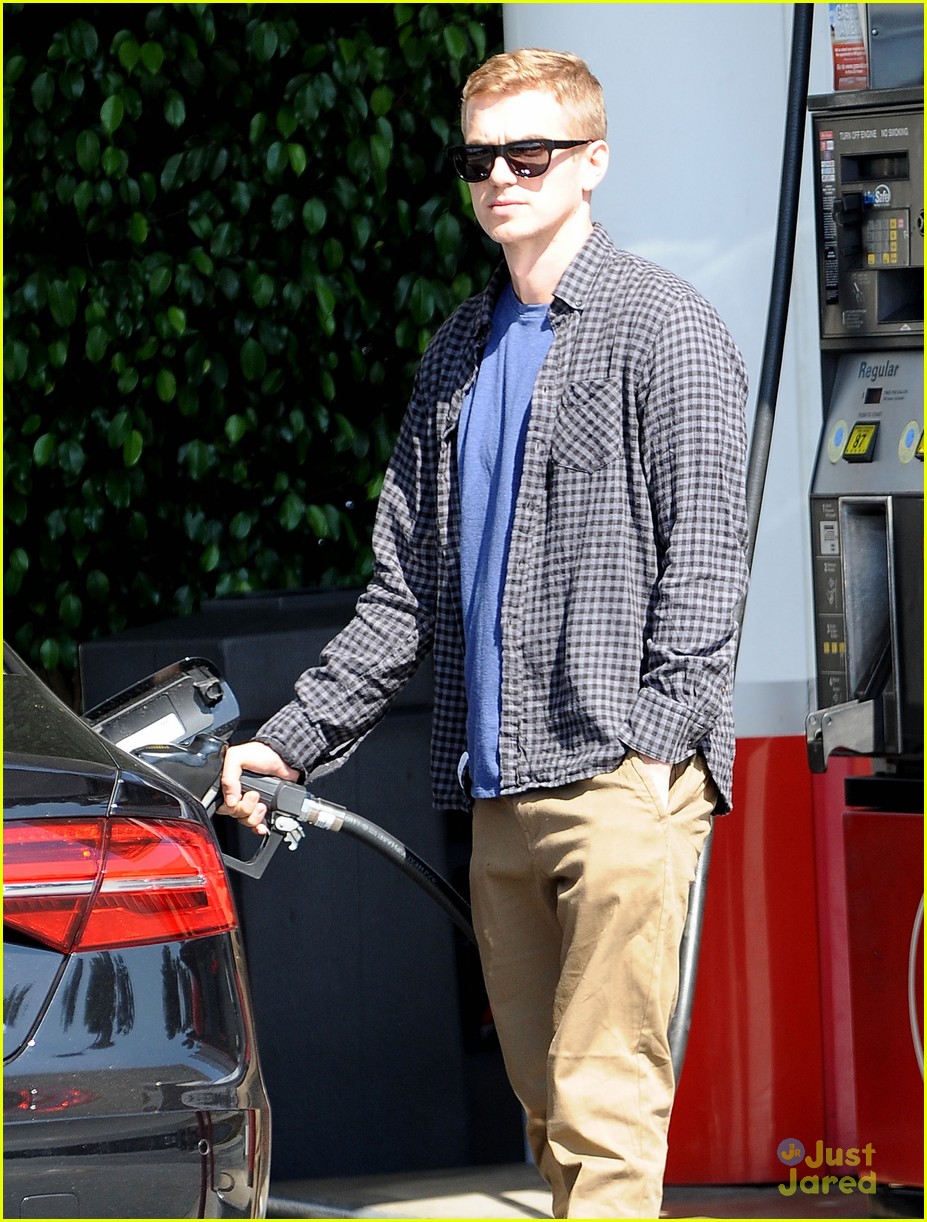 Hayden Christensen Promotes 'American Heist' at Gas Station | Photo ...