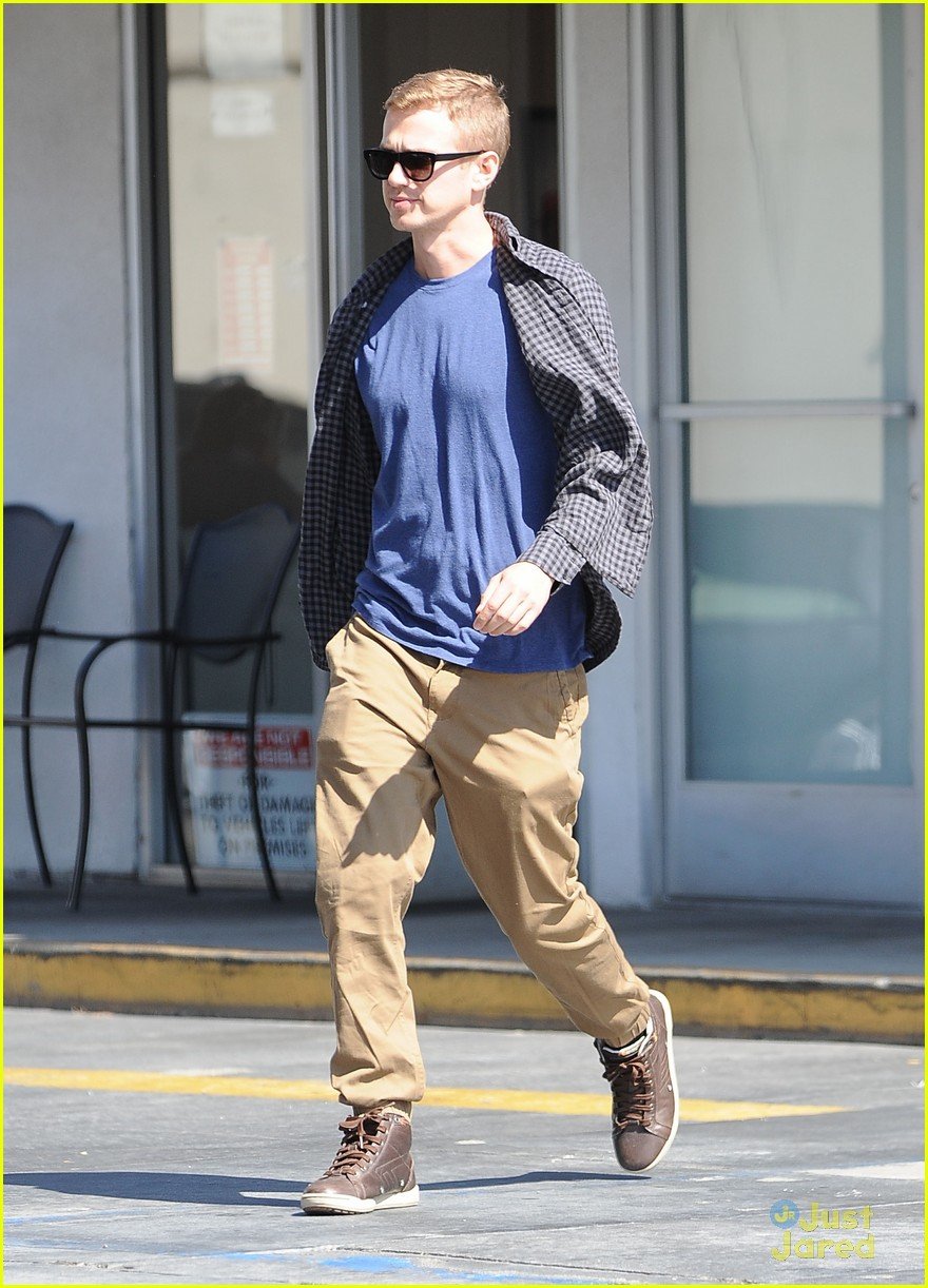 Full Sized Photo of hayden christensen pumps gas before baby 08 ...