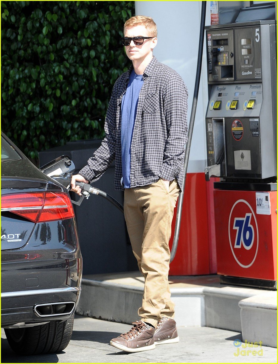 Full Sized Photo of hayden christensen pumps gas before baby 16 ...