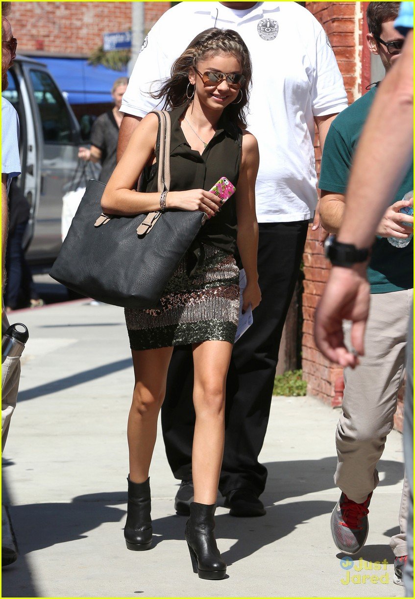 sarah hyland modern family set kissed andy 09