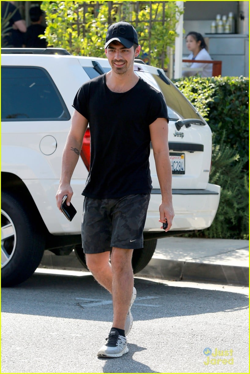 Joe Jonas Grabs Late Lunch at Lemonade Cafe | Photo 727795 - Photo ...