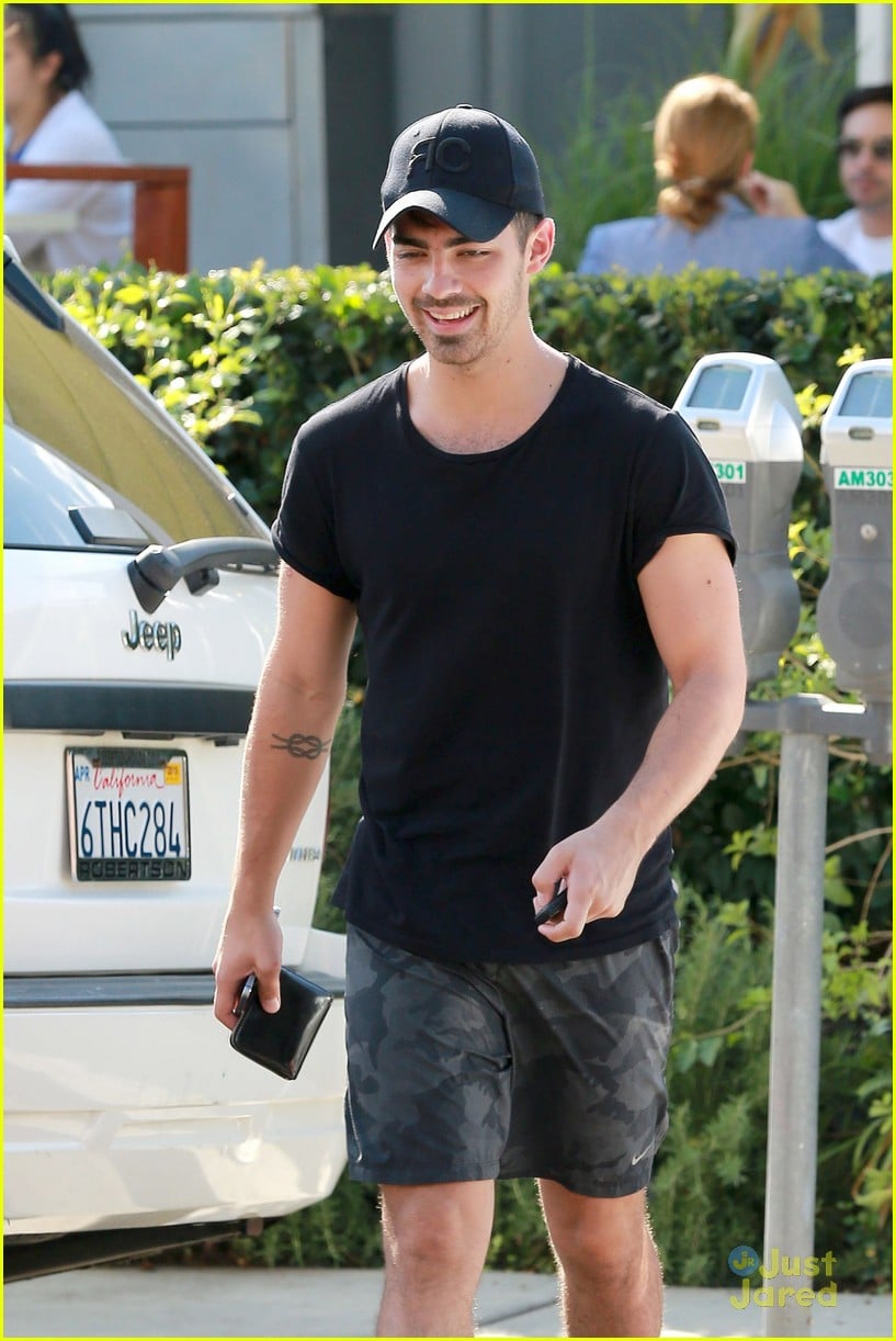 Joe Jonas Grabs Late Lunch at Lemonade Cafe | Photo 727797 - Photo ...