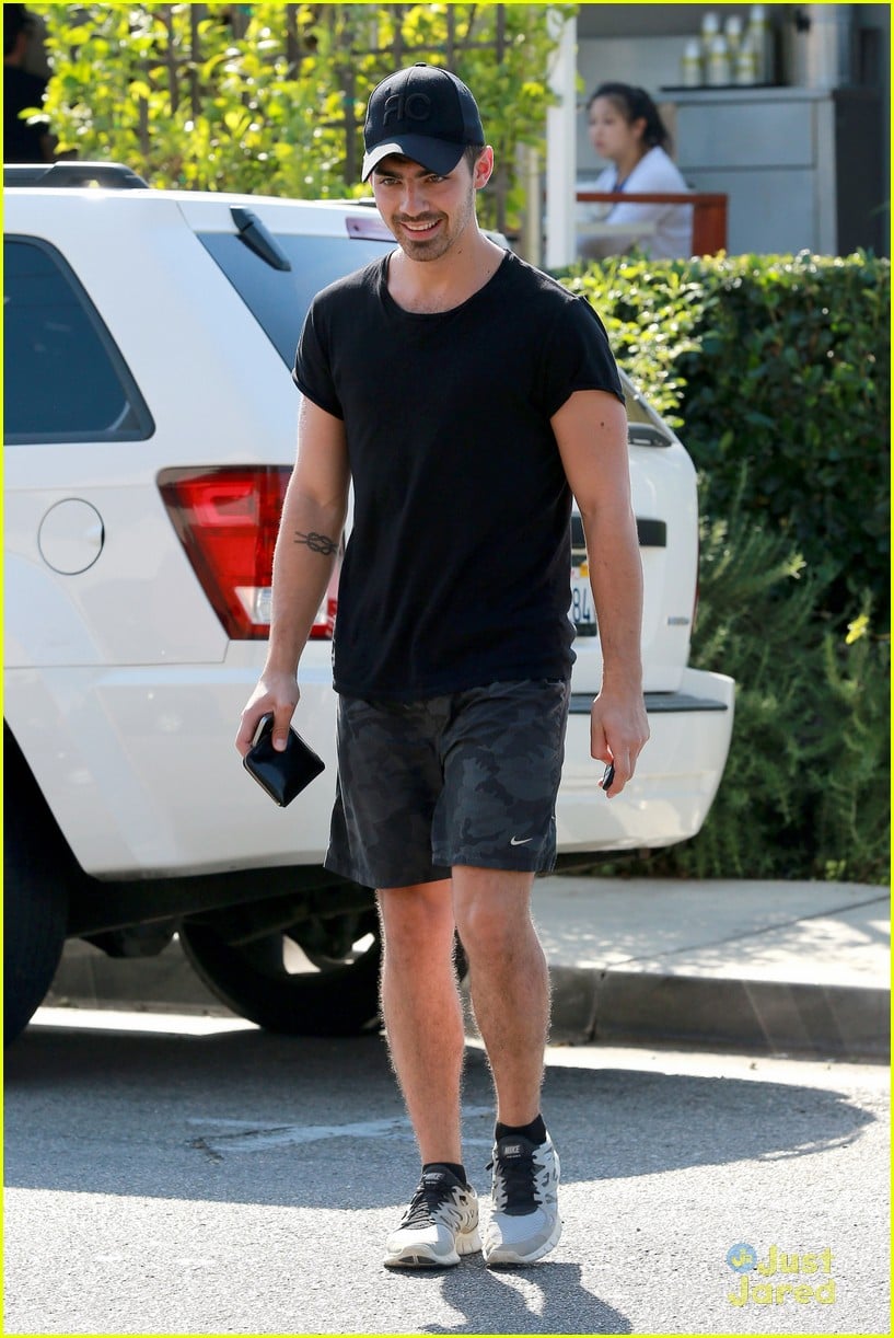 Joe Jonas Grabs Late Lunch at Lemonade Cafe | Photo 727798 - Photo ...