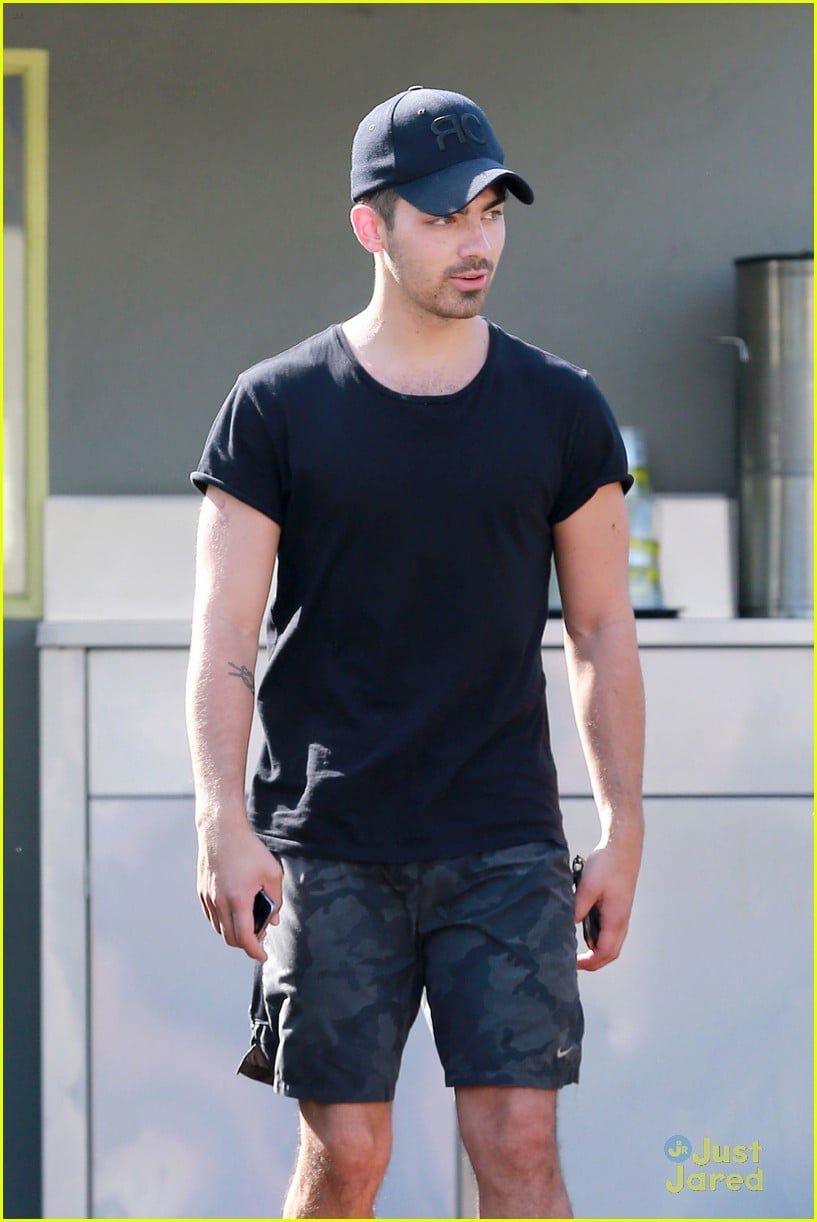 Joe Jonas Grabs Late Lunch at Lemonade Cafe | Photo 727801 - Photo ...