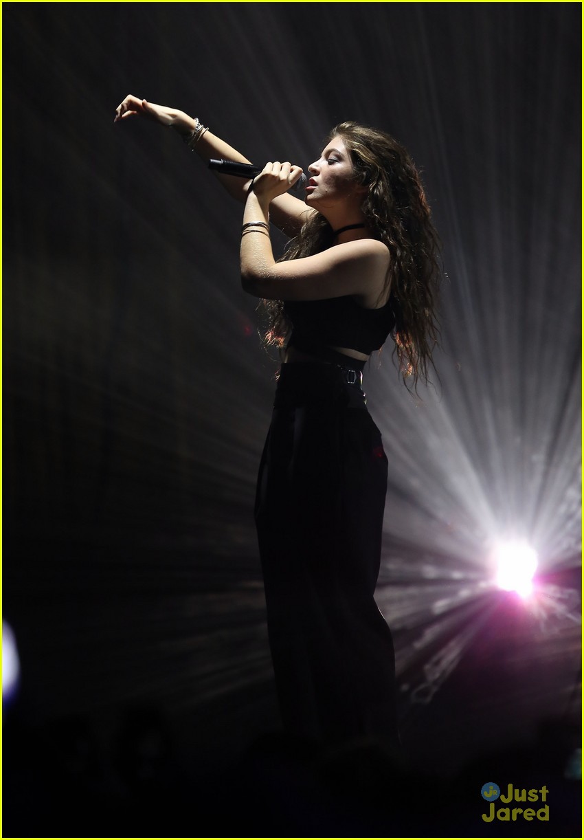 Lorde Performs In Vegas After Releasing Mockingjay Single | Photo ...