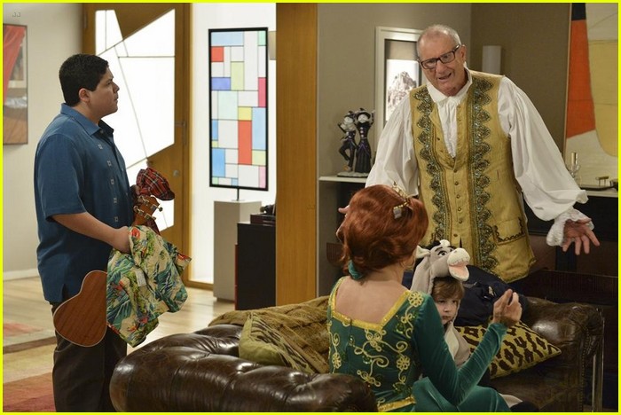 Full Sized Photo of modern family halloween 3 stills 03 | The Dunphys ...